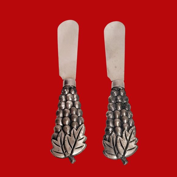 Vintage Pewter Grapes Handle Cheese Spreaders Set of 2 - Picture 2 of 8